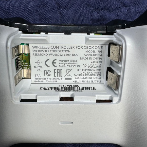 Lot of 2 Xbox Wireless Controller Black + White For Xbox One Series X S - Picture 6 of 6